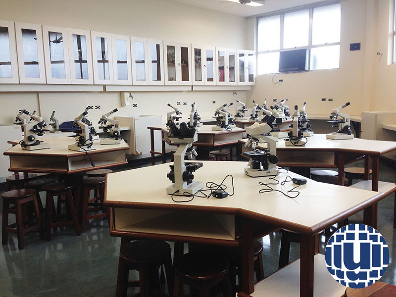 O Laboratório de Biologia pronto para receber os novos alunos com novos microscópios
