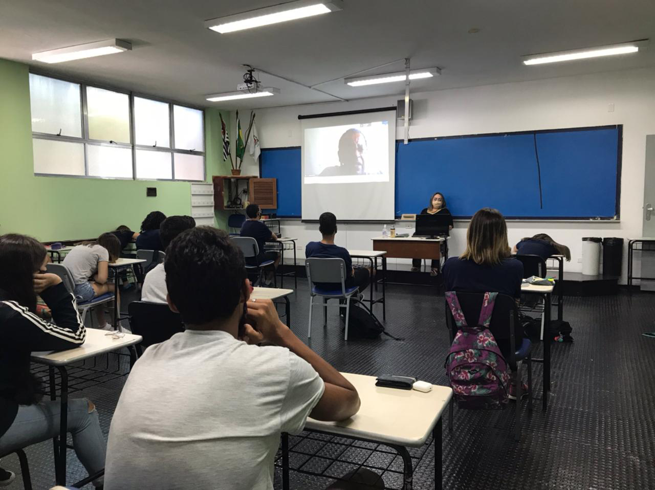 O ilustrador e escritor de literatura infantojuvenil Júlio Emílio Braz conversa com nossos alunos
